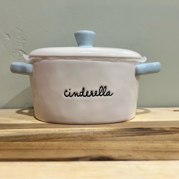 Rae Dunn Disney Princess dish featuring Cinderella. Gorgeous design. Lid. NEW! - Picture 2 of 12